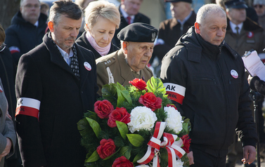 Składanie wieńc&oacute;w i zniczy