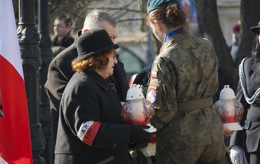 Składanie wieńc&oacute;w i zniczy