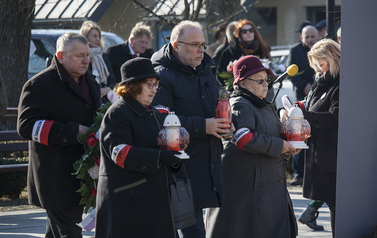 Składanie wieńc&oacute;w i zniczy