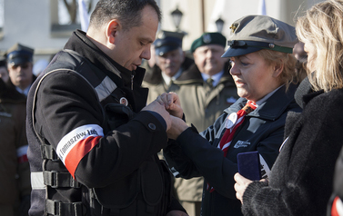 Wręczenie Odznaki Zasługi Światowego Związku Żołnierzy Armii Krajowej Okręg Zamość mjr. Piotrowi Rypinie
