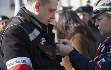 Wręczenie Odznaki Zasługi Światowego Związku Żołnierzy Armii Krajowej Okręg Zamość mjr. Piotrowi Rypinie