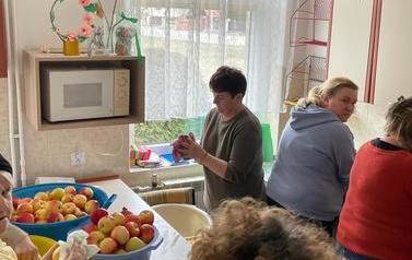 Przygotowywanie pakiet&oacute;w żywnościowych na przejście w Budomierzu