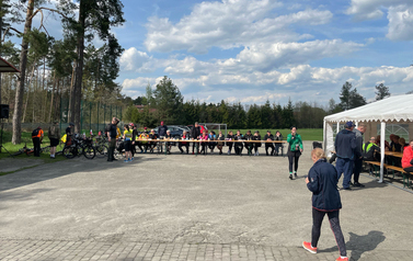 Poczęstunek na Stadionie Miejskim w Narolu
