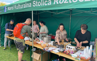 Poczęstunek na Stadionie Miejskim w Narolu