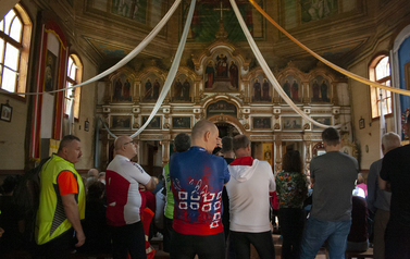 Opowieść M. Hawryliszyna we wnętrzu cerkwi w Ł&oacute;wczy