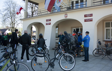 Rejestracja uczestnik&oacute;w rajdu na rynku w Narolu