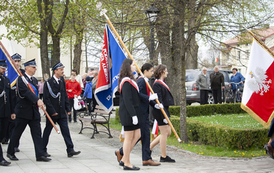 Przemarsz poczt&oacute;w sztandarowych pod Pomnik Niepodległości