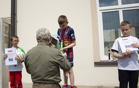 Narolskie Biegi Uliczne - dekoracja zwycięzc&oacute;w