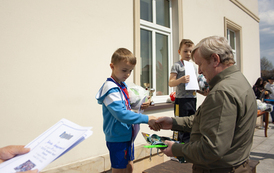 Narolskie Biegi Uliczne - dekoracja zwycięzc&oacute;w