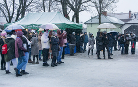 Publiczność zgromadzona na narolskim Rynku